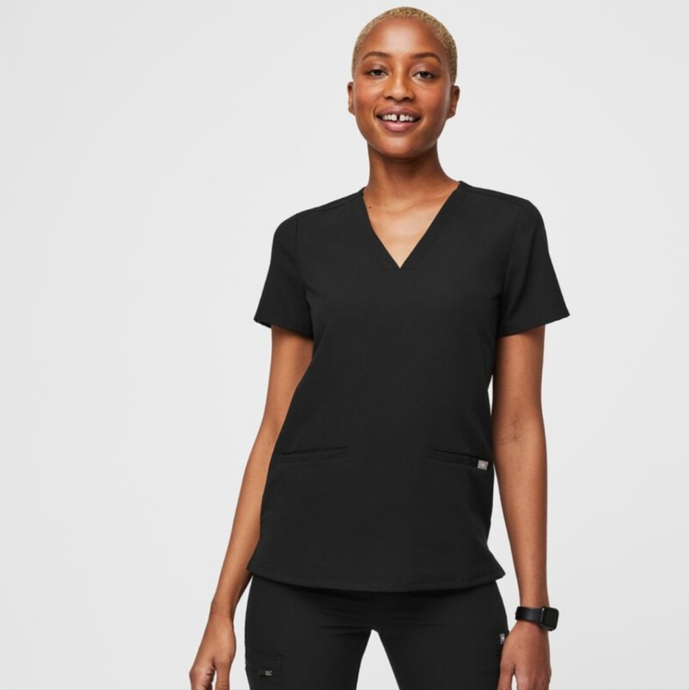 FIGS 3 pocket scrub top